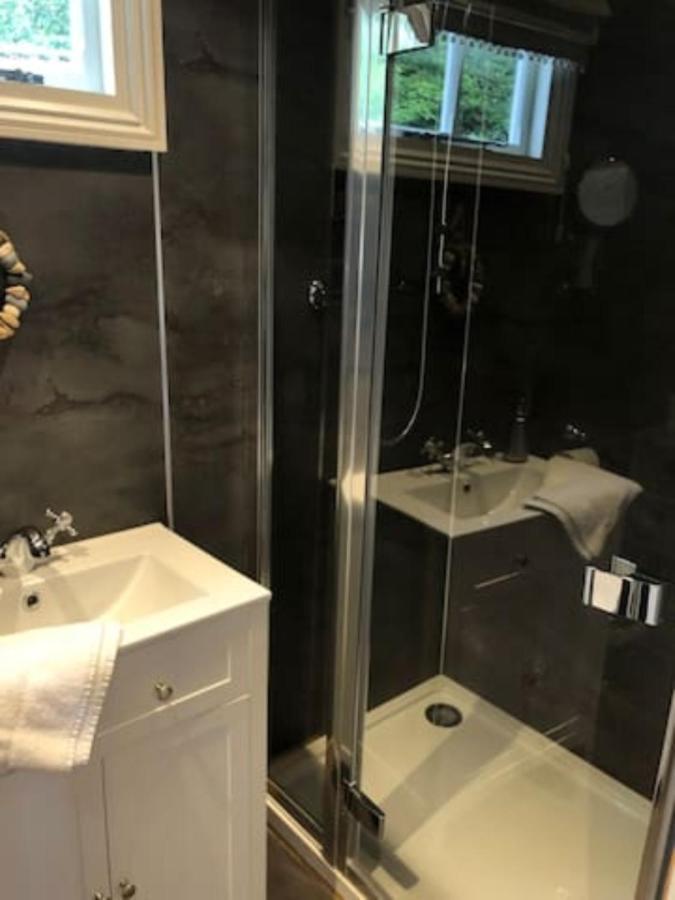 Отель Longville House Upper Welson Экстерьер фото